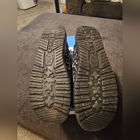 EUC Wendy Skeleton " Glow In The Dark" Hey Dudes Sz 8 Womens - Picture 4 of 5